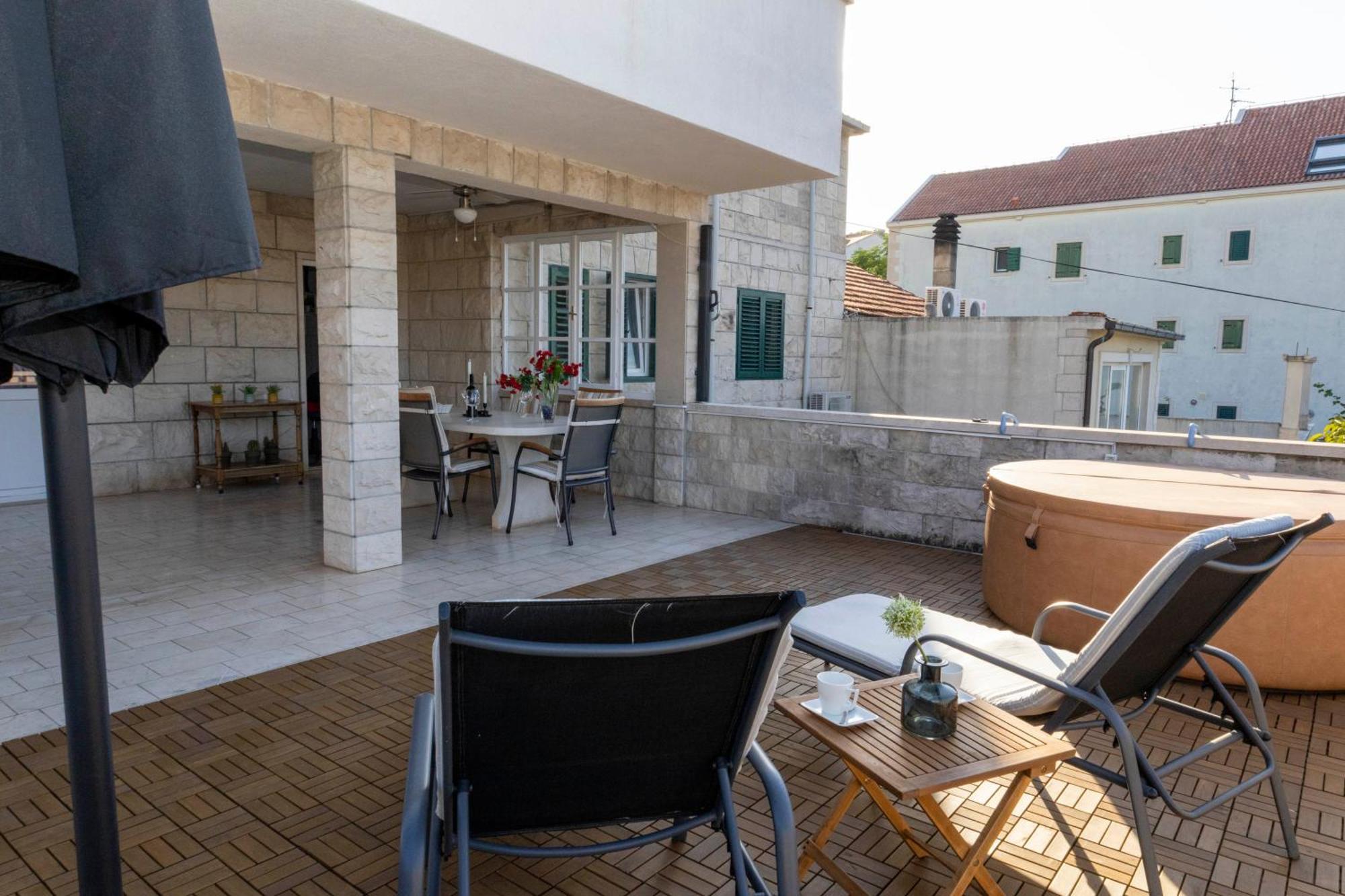 Apartments Jaksic - Zile Supetar Extérieur photo