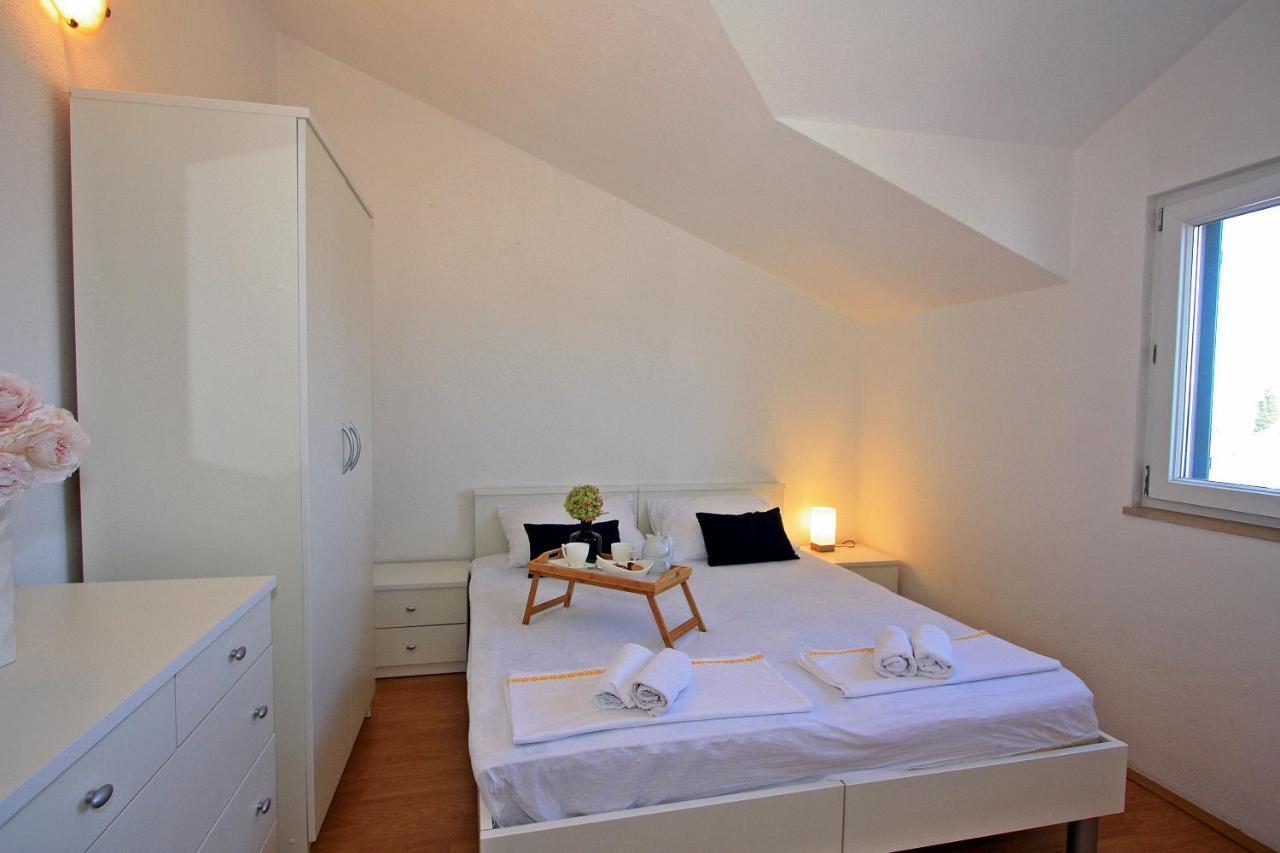 Apartments Jaksic - Zile Supetar Extérieur photo